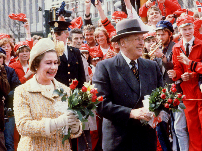 Queen Elizabeth and King Olav are welcomed by sixth-formers in Stavanger during the State Visit in 1981. Photo: Erik Thorberg / NTB 